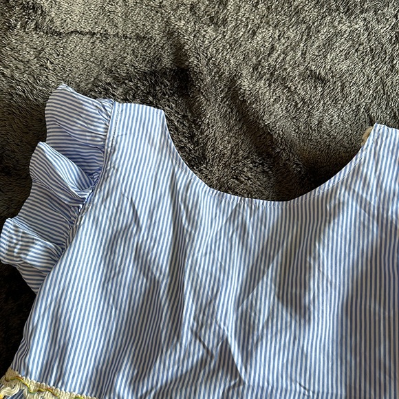 Adorable striped top with boho piping and tie back. Size L - Picture 3 of 5